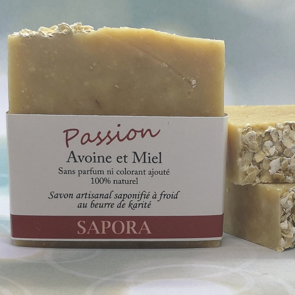 Savon hydratant et apaisant, fabriqué à la main avec du miel, de l’avoine et du karité - Front