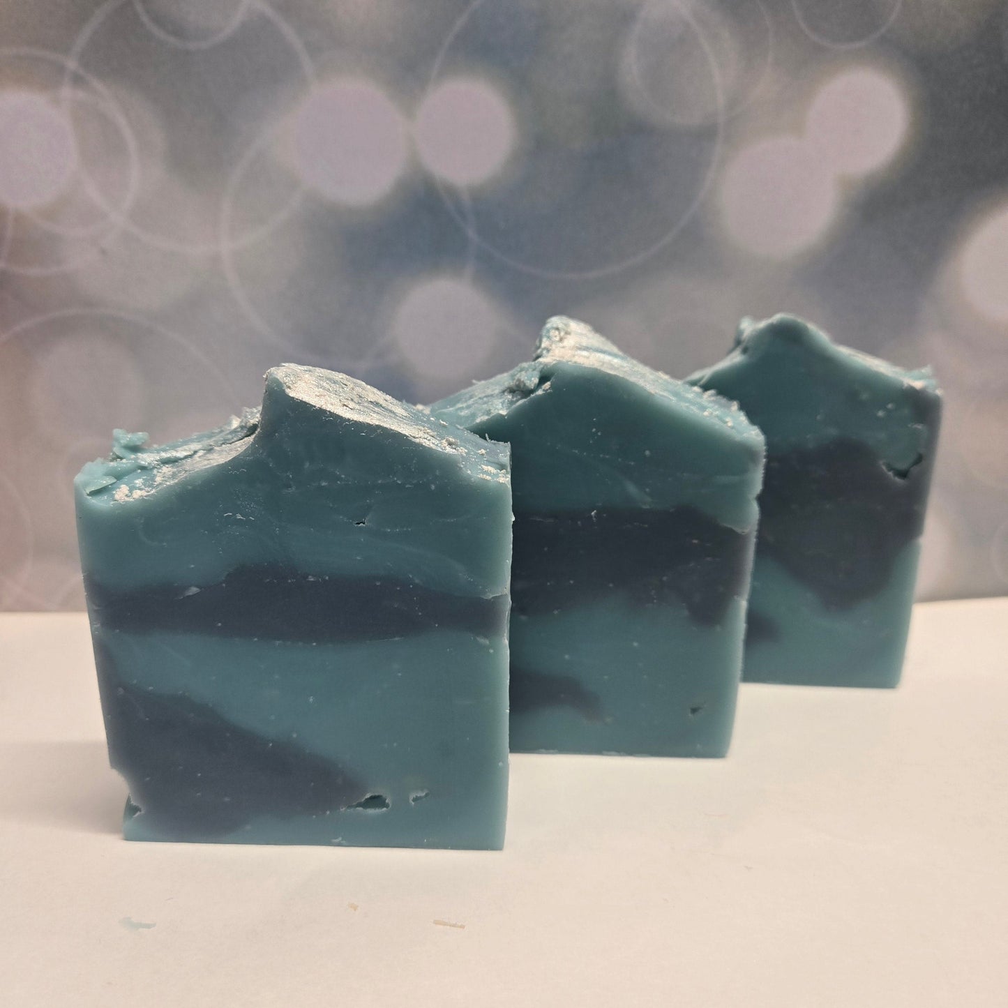 Savon artisanal Frimas Féérique - Un parfum hivernal frais et magique avec des notes fruitées et boisées - Front 3 soaps