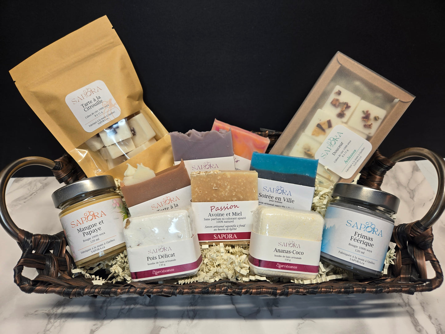 Panier cadeau de luxe (bombes de bain, bougies parfumées, savons artisanaux, cubes pour réchaud) / Luxury gift set (bath bombs, scented candles, handmade soaps, wax melt sets) - Front