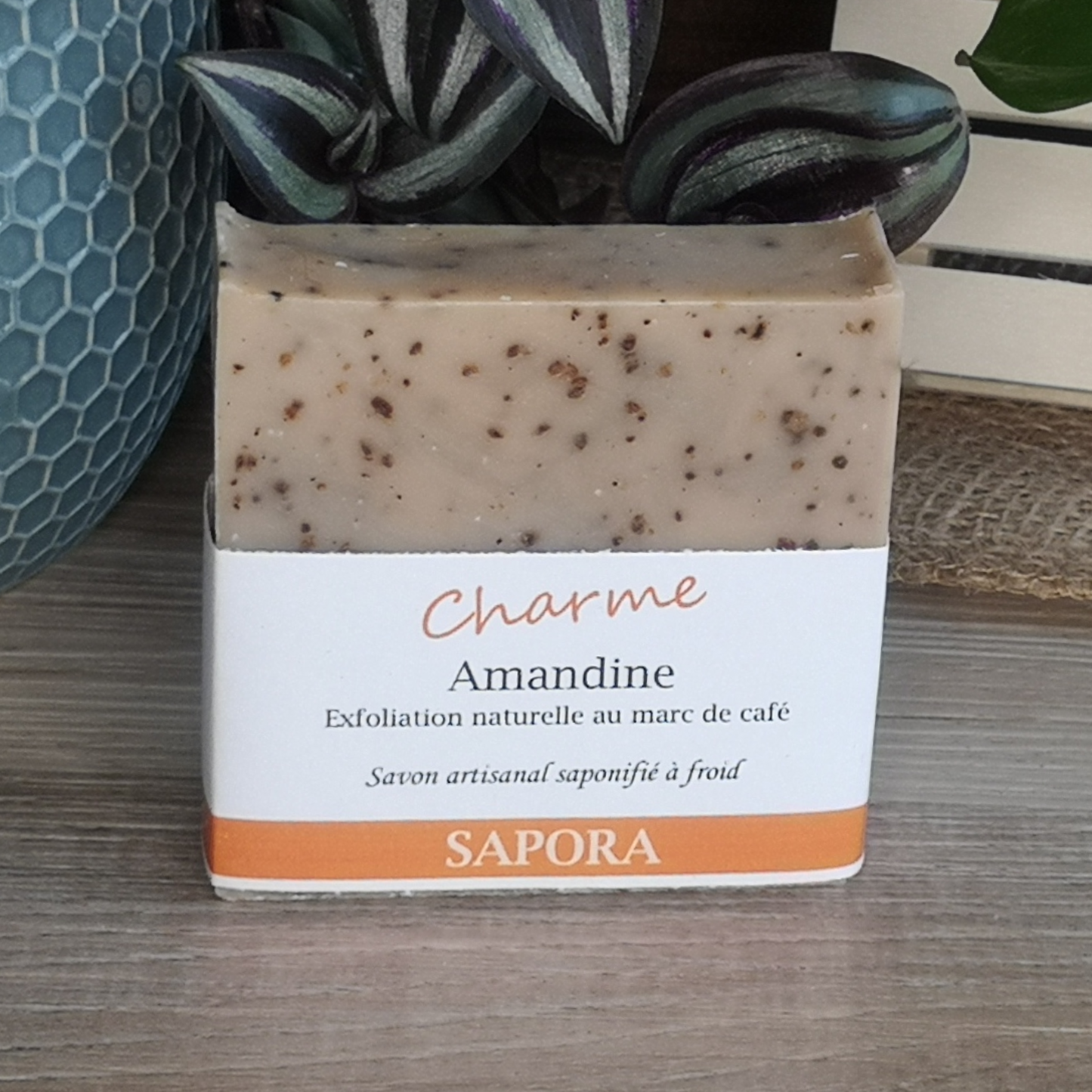 Savon naturel Amandine – Une mousse crémeuse et un soin exfoliant pour une peau radieuse - Front