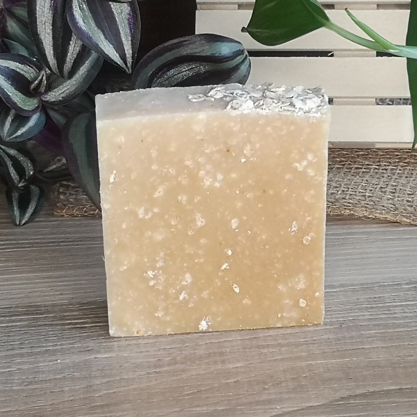 Savon naturel sans parfum au miel et avoine, enrichi en beurre de karité pour une peau douce - Front plain