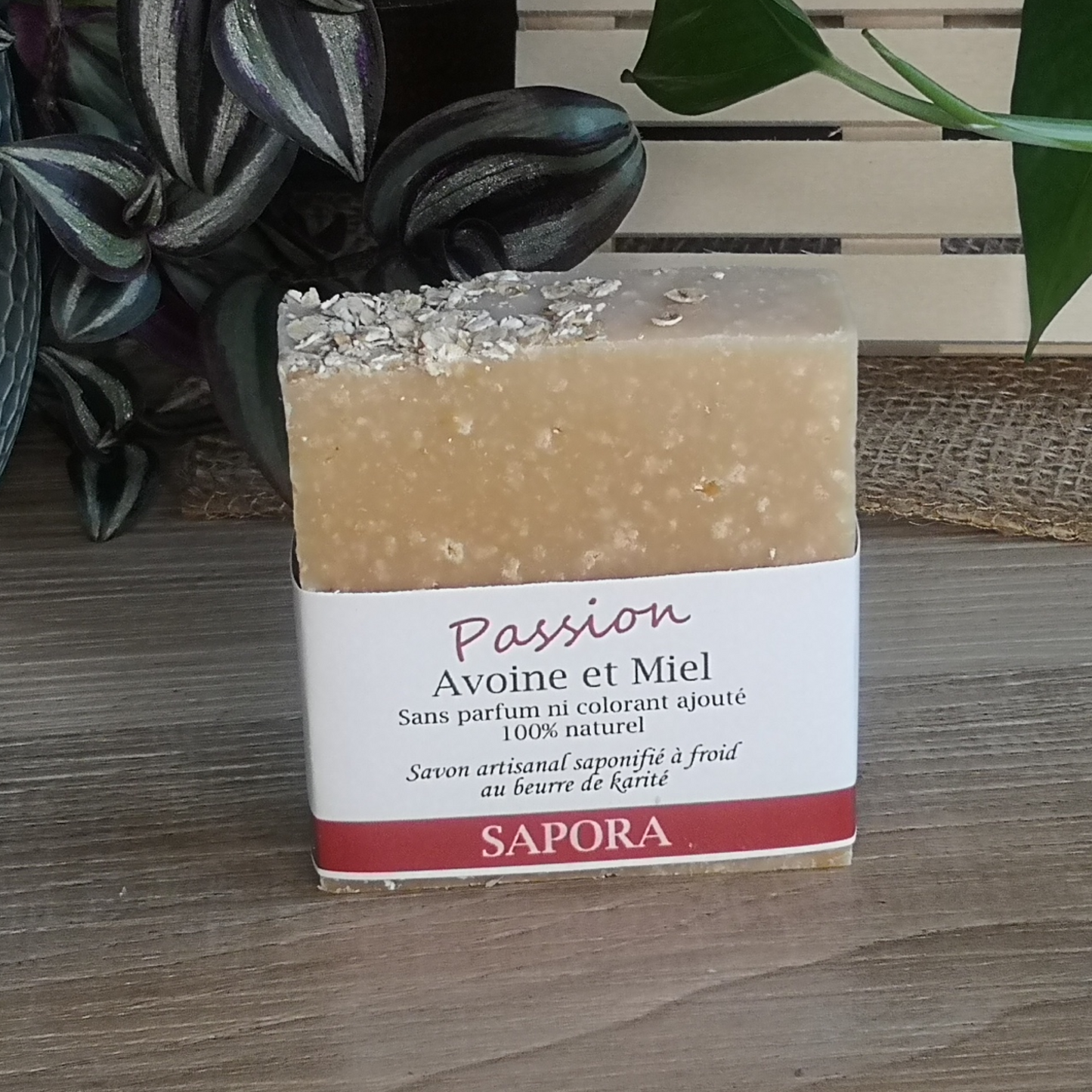 Savon artisanal au beurre de karité, avoine et miel, idéal pour les peaux sensibles - Front étiquette