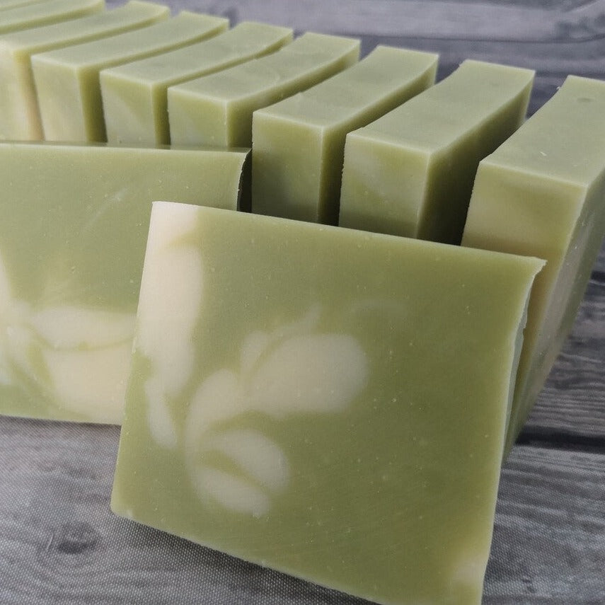 Savon végétal au concombre, nourrissant et revitalisant, parfait pour tous types de peau - Front multiples
