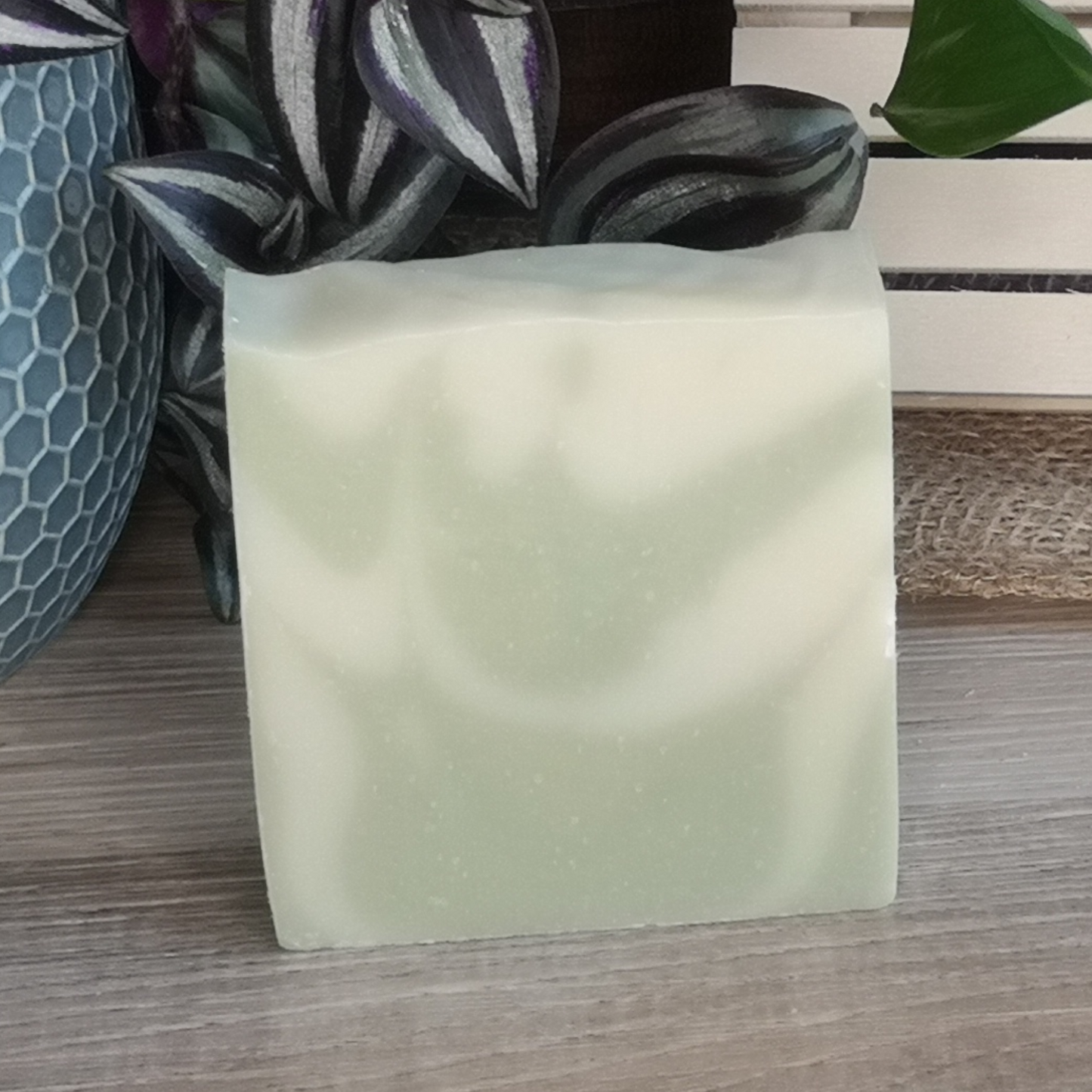 Savon artisanal au concombre, idéal pour une peau fraîche et éclatante - Front nu