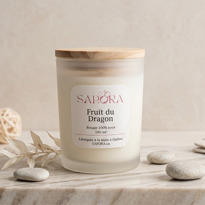 Chandelle Sapora fruit du dragon, bougie de soya 180 ml fabriquée au Québec, produit artisanal de soin et ambiance, décor minimaliste et moderne.