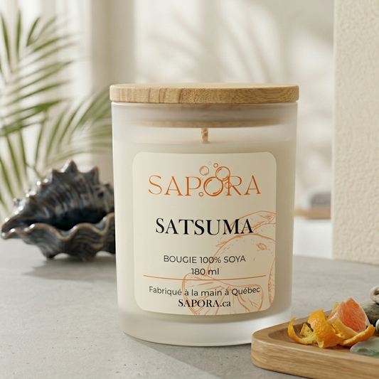 Bougie artisanale Sapora au parfum d'agrumes Satsuma dans un pot en verre givré, 180 ml.