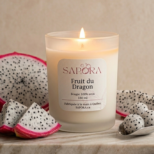 Bougie parfumée 100% soya 'Fruit du Dragon' par Sapora, fabriquée à la main au Québec. Ambiance de bien-être avec une chandelle allumée dans un pot givré élégant, accompagnée de fruits tropicaux frais.