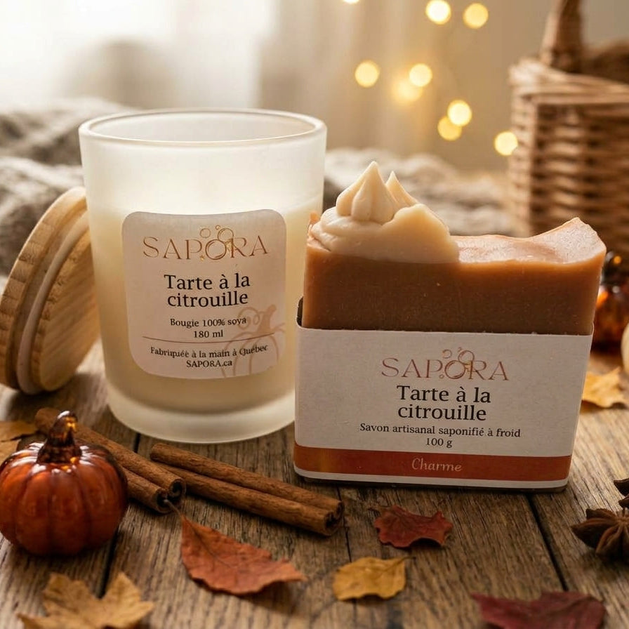 Duo Sapora de bougie de soya et savon artisanal parfumés à la tarte à la citrouille, présentés sur une table en bois avec décor d'automne, mini citrouilles, cannelle et feuilles. Fabriqué au Québec.