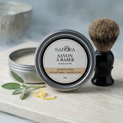 Savon à raser artisanal Sapora pour homme, parfum sauge et citron, pot de 80g. Soin de rasage traditionnel québécois dans un emballage minimaliste et masculin.