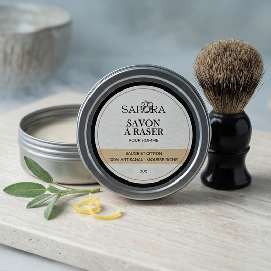Savon à raser artisanal Sapora pour homme, parfum sauge et citron, pot de 80g. Soin de rasage traditionnel québécois dans un emballage minimaliste et masculin.