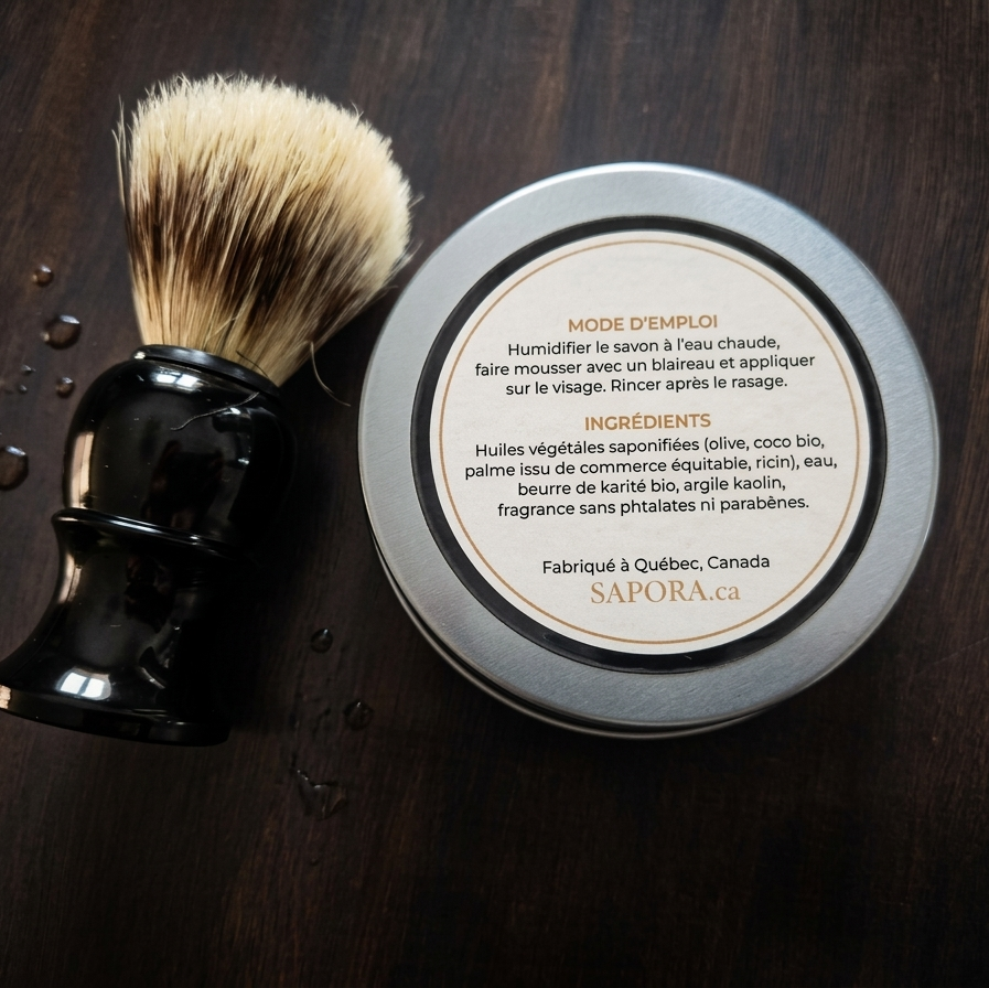 Instructions d'utilisation et liste complète des ingrédients du savon de rasage artisanal Sapora. Produit québécois naturel, senteur Sauge et Citron, présenté sur un fond sombre et masculin.