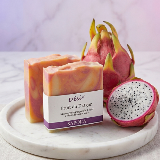Savon artisanal Spora au fruit du dragon et à l'huile d'amande douce, ambiance spa avec fruit frais.