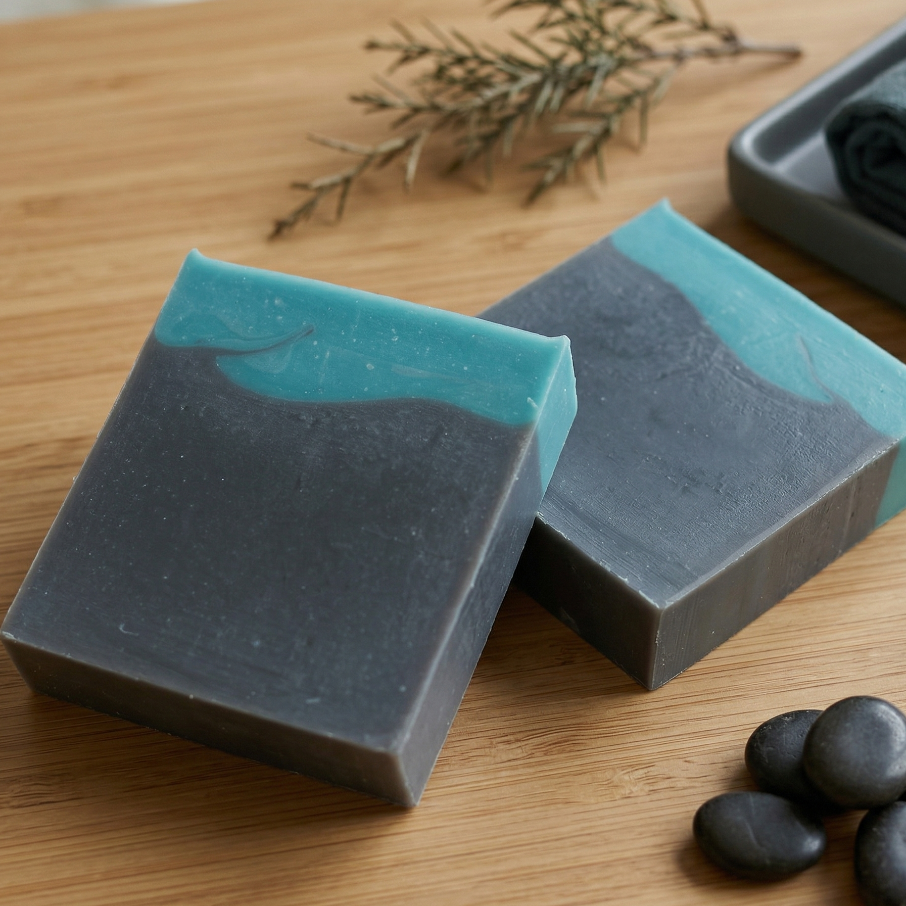 Soin corporel masculin Sapora, savon purifiant au charbon actif parfum poivre noir et musc, esthétique épurée zen chic avec accessoires de spa et décor bois naturel.