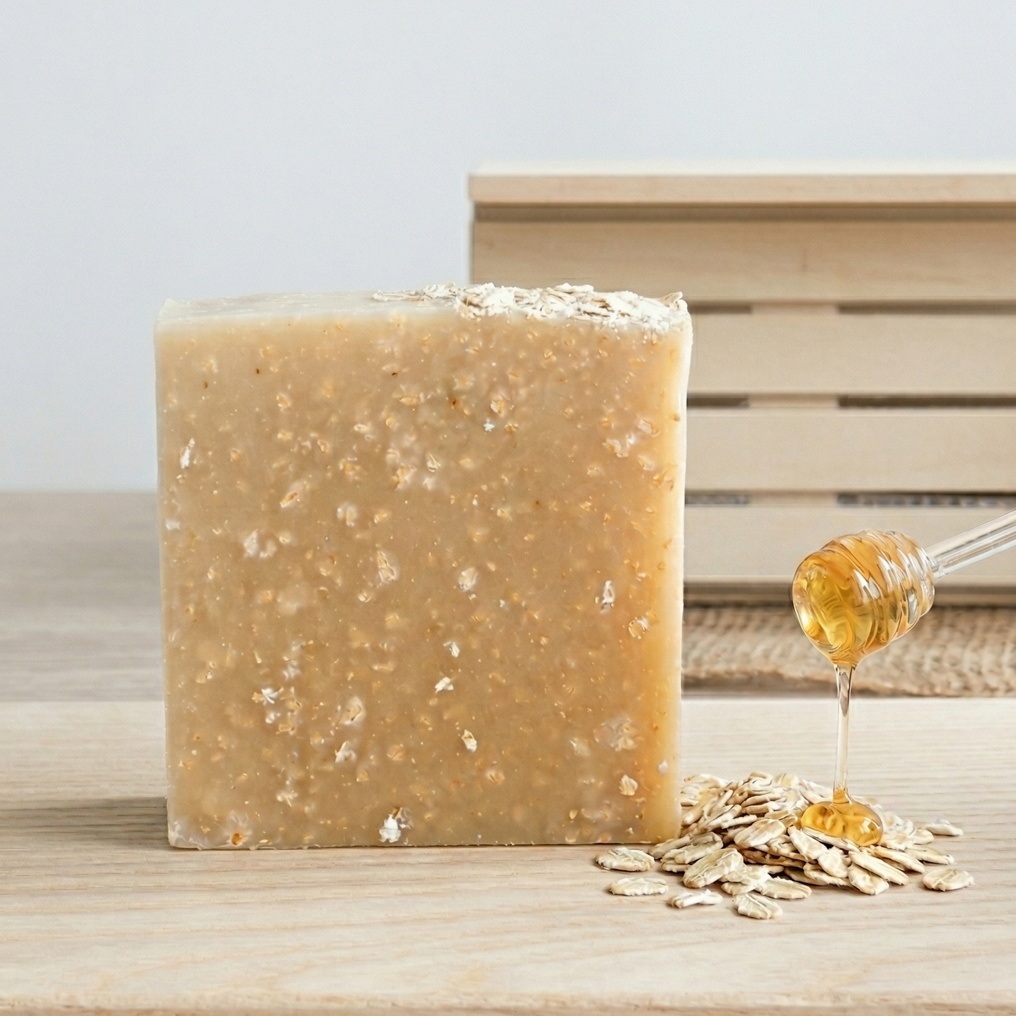 Savon saponifié à froid Sapora Avoine et Miel, texture exfoliante douce avec flocons d'avoine.
