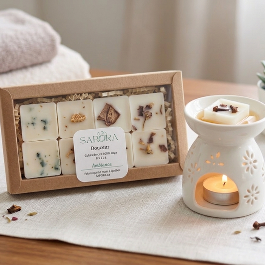 Coffret de 8 cubes de cire de soya Douceur par Sapora avec diffuseur en céramique blanche allumé dans un décor de spa chic et épuré.