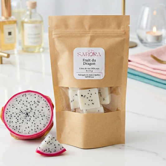 Sac de cubes de cire de soya au fruit du dragon Sapora posé sur un comptoir de marbre avec un fruit du dragon frais coupé, ambiance lumineuse et moderne.