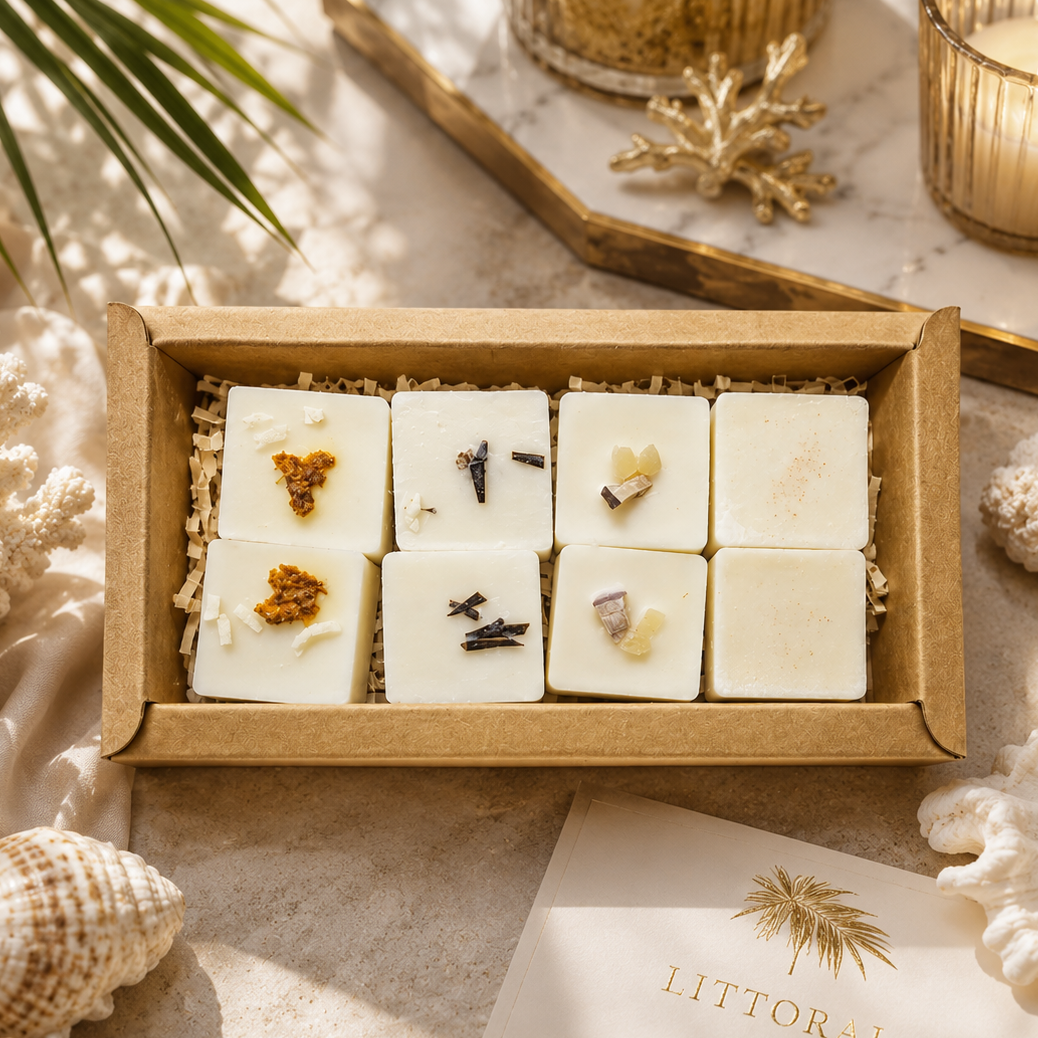 Coffret chic de wax melts artisanaux “Littoral des Caraïbes” présenté dans une élégante boîte kraft, avec cubes parfumés décorés d’ingrédients naturels, coquillages et décor tropical luxueux inspiré des plages des Caraïbes.