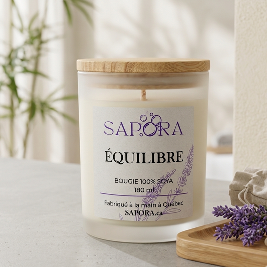 Bougie artisanale Sapora Équilibre, fragrance Lavande et sel de mer, pot givré 180 ml, faite à la main à Québec.