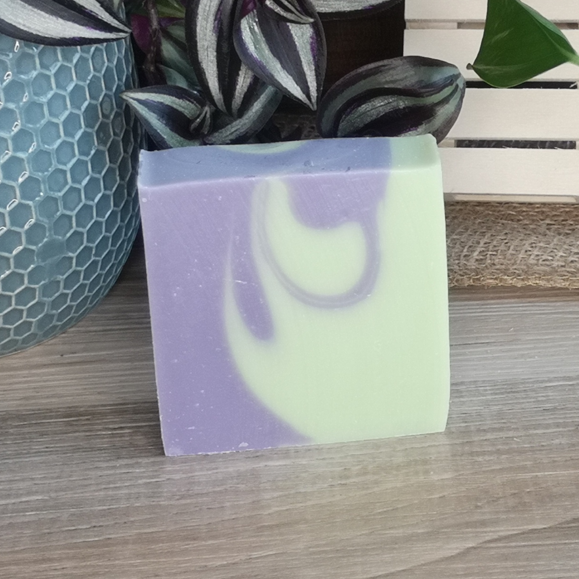 Savon naturel aux huiles essentielles – Notes apaisantes de lavande et profondeur du cèdre - Savon nu