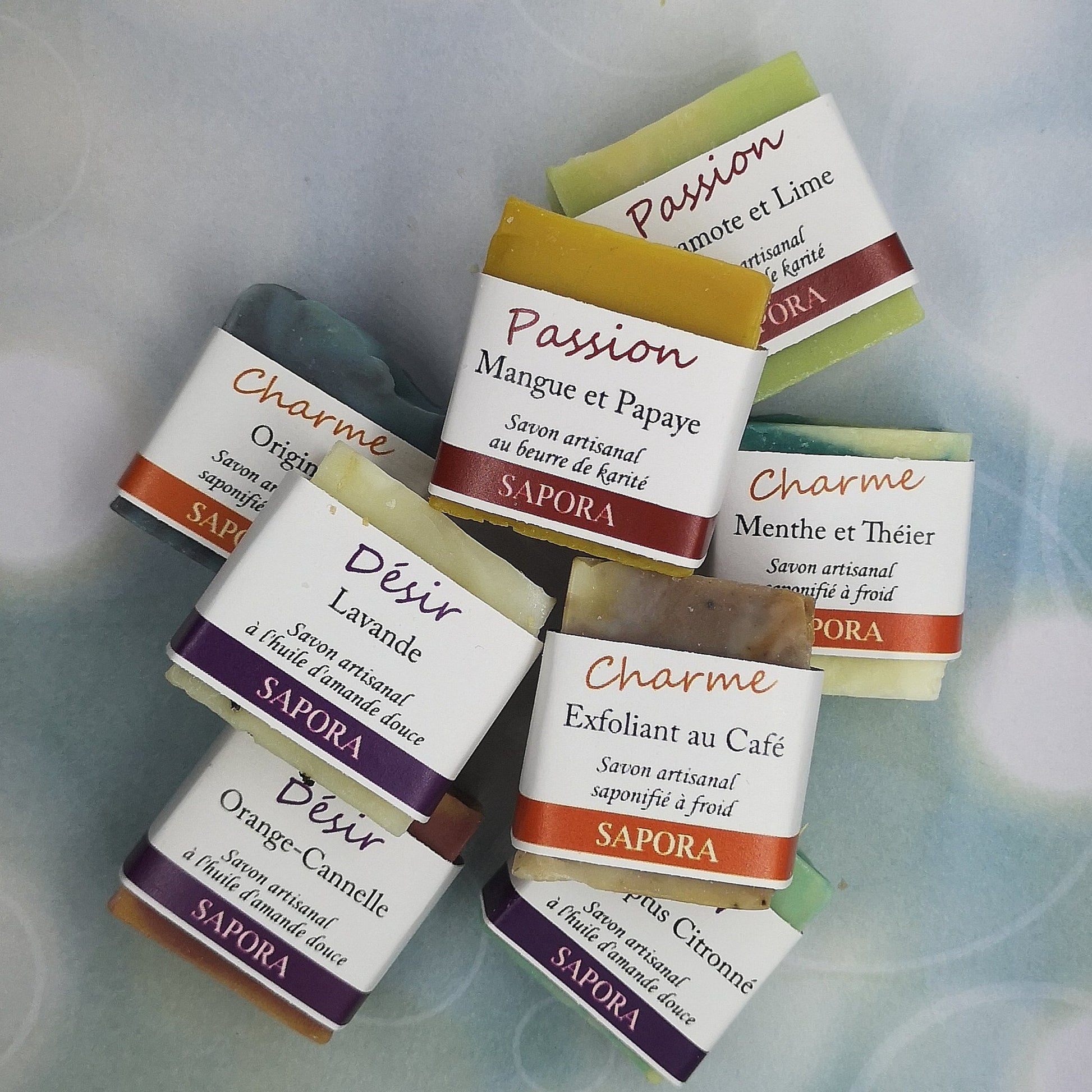 Mini-savons faits main, pack de 8, aux ingrédients nourrissants et fragrances variées.