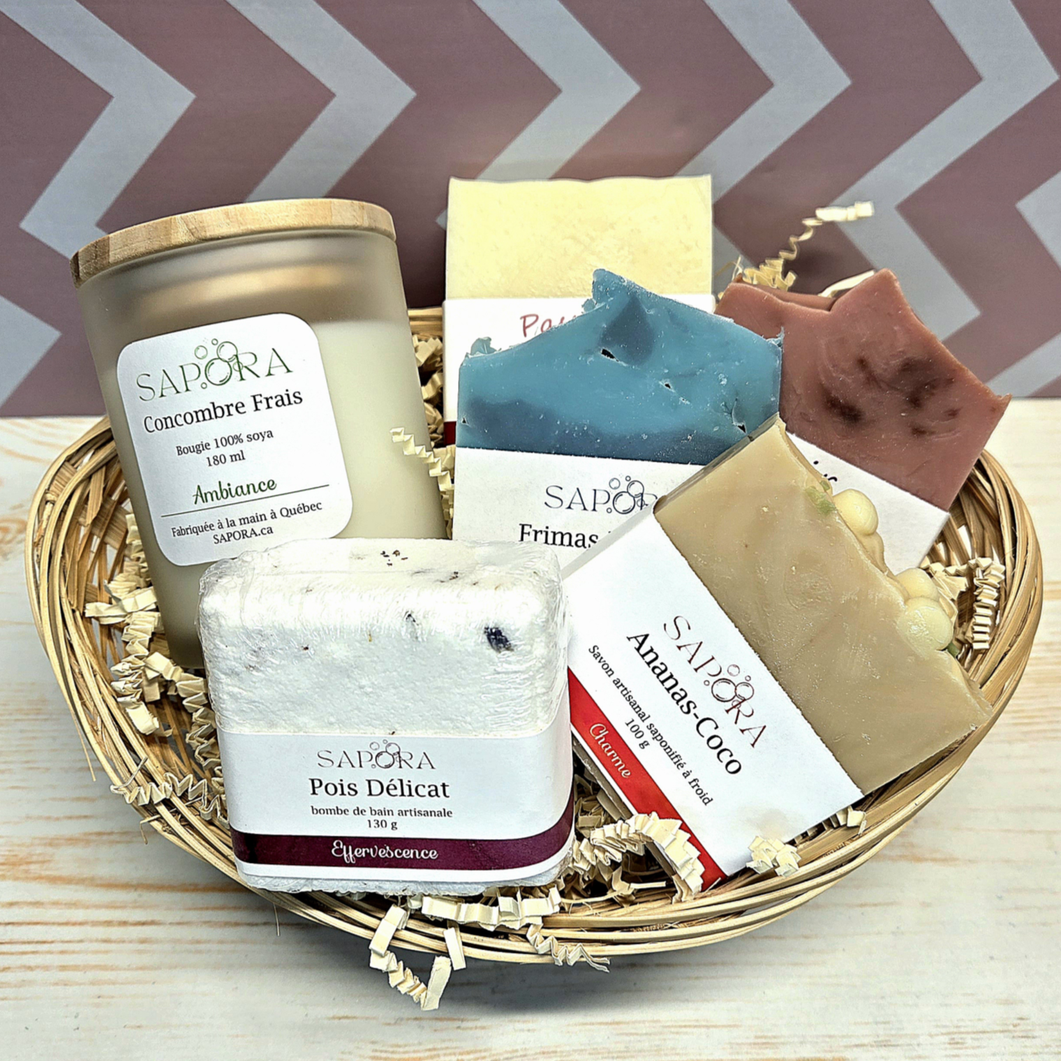 Panier cadeau détente (4 savons, bombe de bain, bougie) / Relaxation gift set (4 handmade soaps, bath bomb, candle) - Pink background