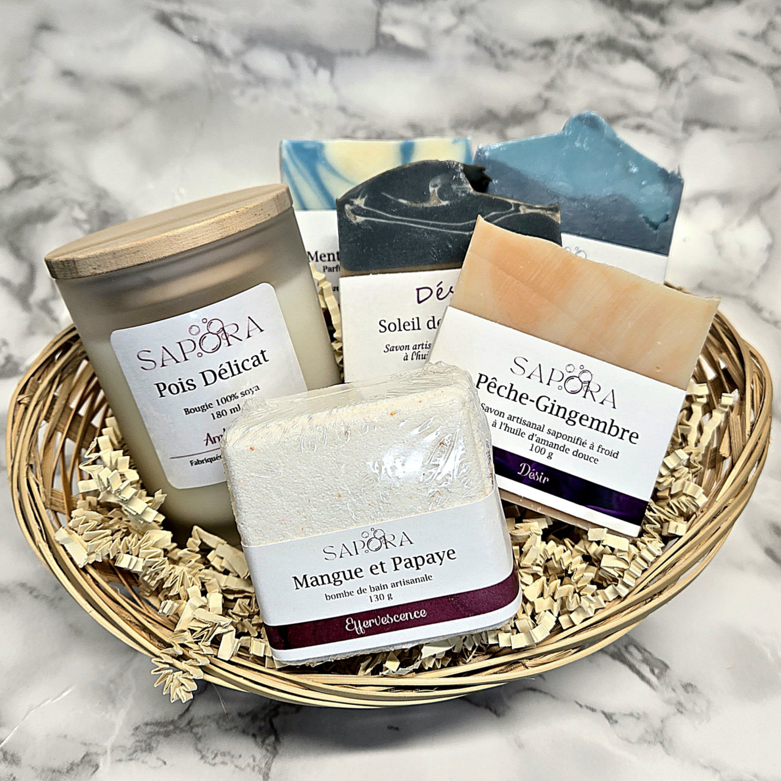Panier cadeau détente (4 savons, bombe de bain, bougie) / Relaxation gift set (4 handmade soaps, bath bomb, candle) - Marble background