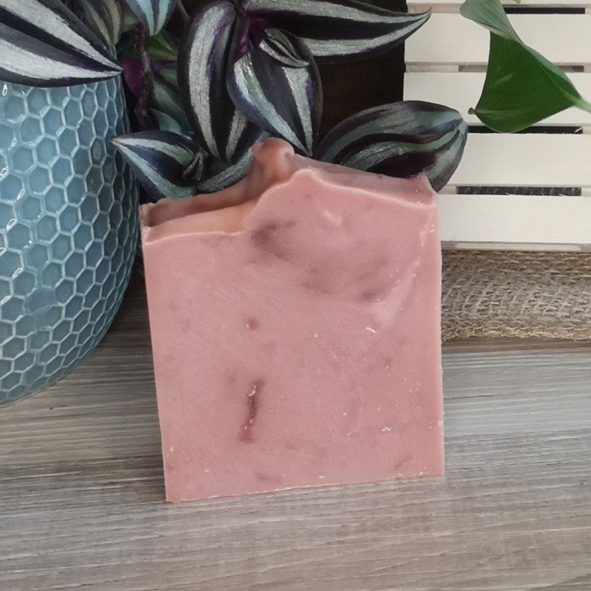 Savon rose et vanille à l'huile d’amande douce – Mariage raffiné de pétales de rose, vanille sucrée et soin nourrissant - Nu