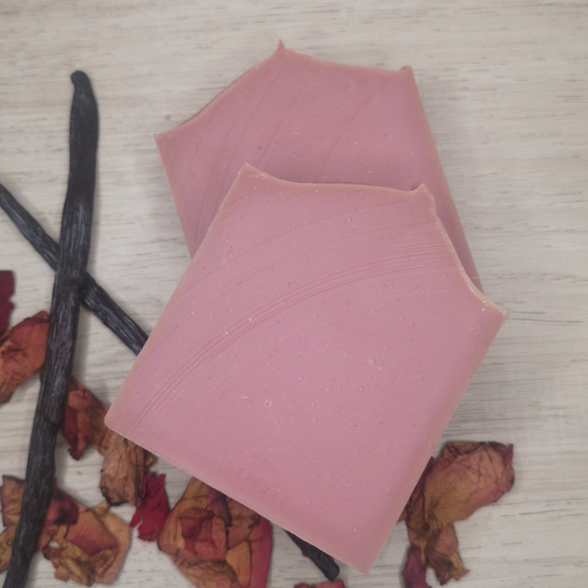Savon naturel rose & vanille – Harmonie florale et sucrée avec une touche d’amande douce pour une expérience sensorielle unique - Deux