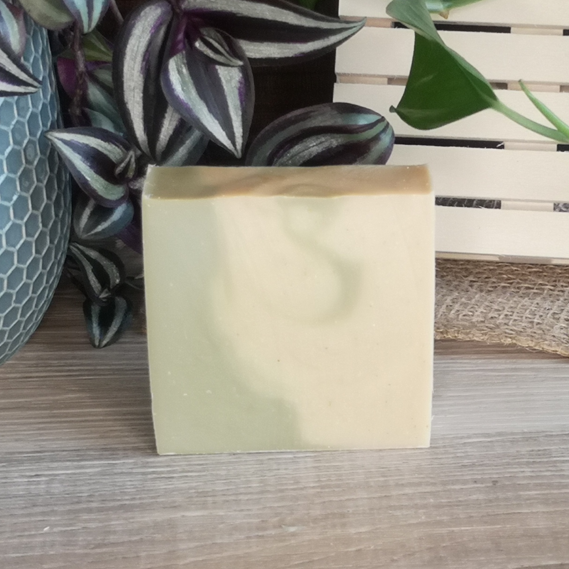 Savon naturel au beurre de karité - Mousse douce et parfum vivifiant pour une peau éclatante - Nu