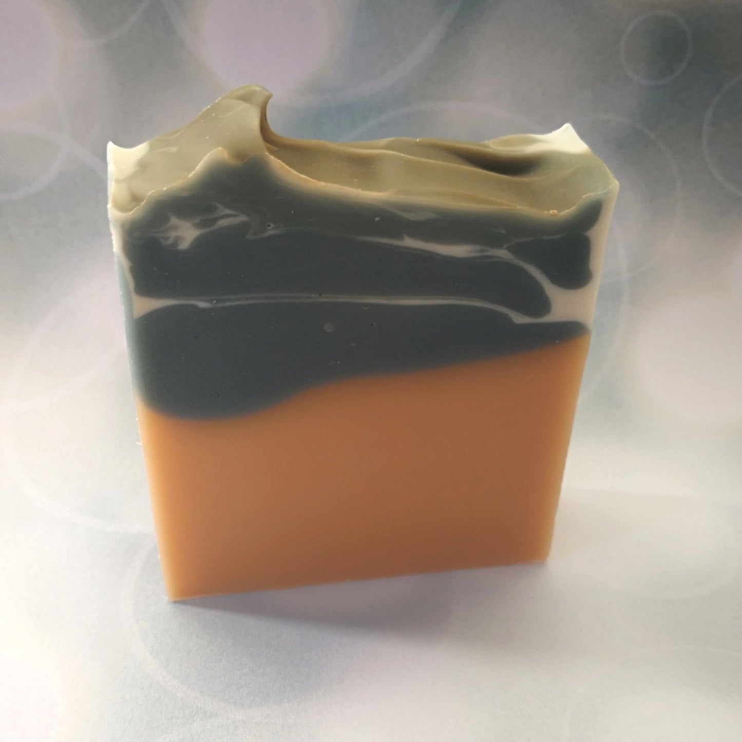 Savon parfumé aux notes tropicales, inspiré des îles, pour une douche vivifiante, décor épuré