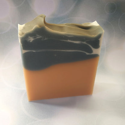 Savon parfumé aux notes tropicales, inspiré des îles, pour une douche vivifiante, décor épuré