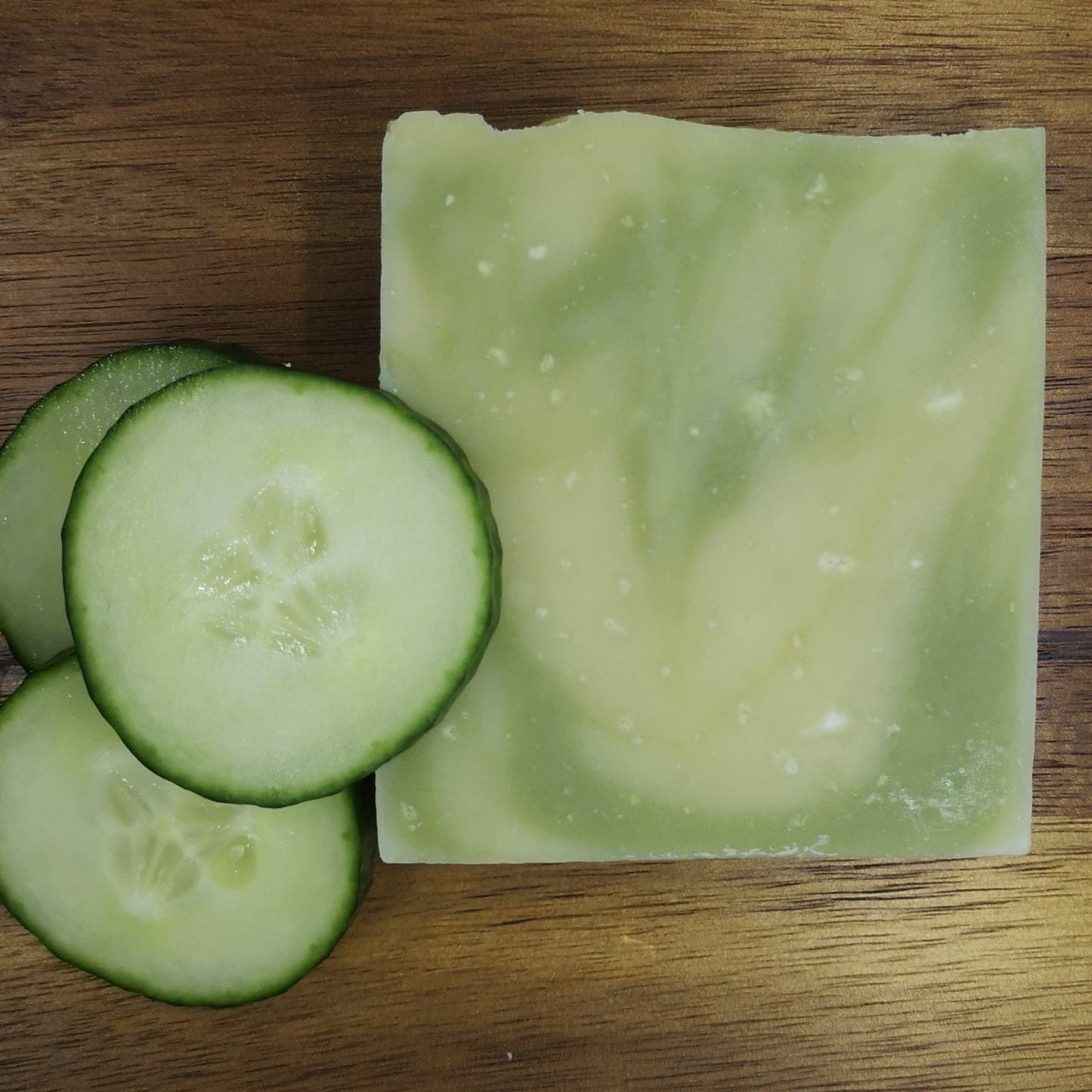 Savon naturel au concombre frais, hydratant et rafraîchissant, idéal pour une peau douce - Concombres