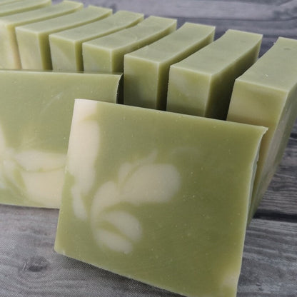 Savon végétal au concombre, nourrissant et revitalisant, parfait pour tous types de peau - Front multiples