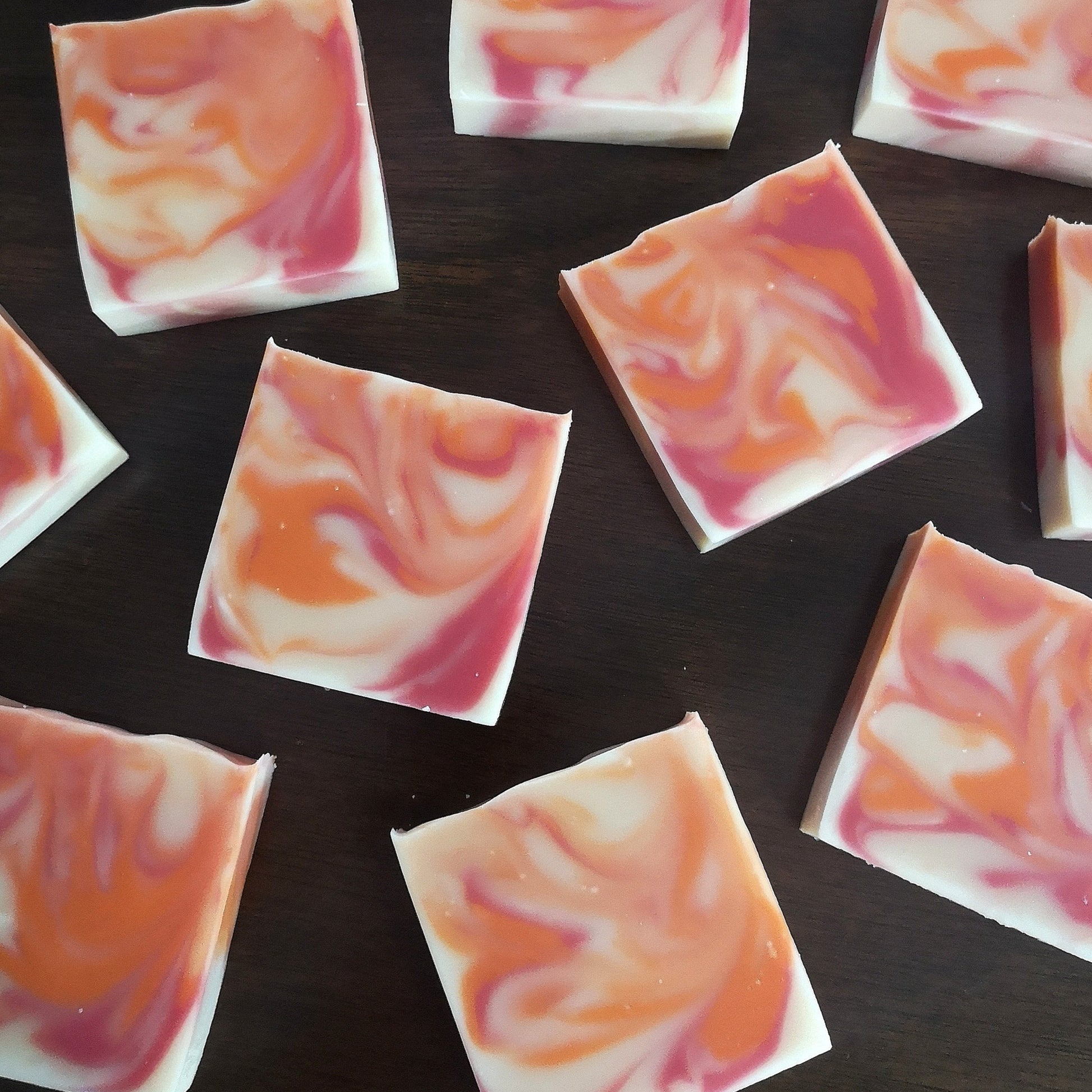 Savon naturel Fruit du Dragon – Un soin coloré et énergisant aux notes ensoleillées, nourrissant grâce à l'huile d'amande douce - Multiples