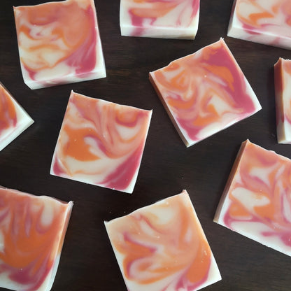Savon naturel Fruit du Dragon – Un soin coloré et énergisant aux notes ensoleillées, nourrissant grâce à l'huile d'amande douce - Multiples
