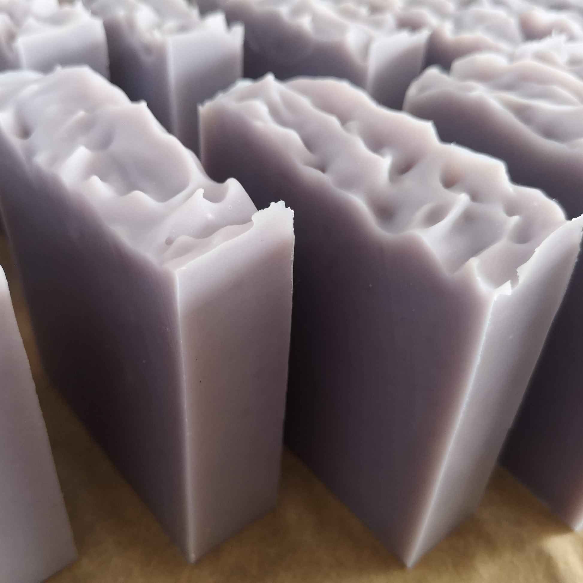 Savon artisanal au lilas – Fragrance florale et apaisante pour une peau douce et parfumée - Multiples