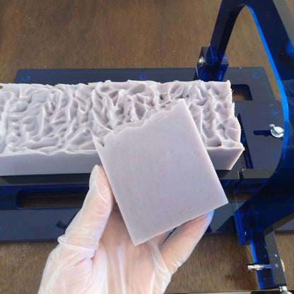 Savon fait main lilas – Arôme élégant et fleuri pour une expérience sensorielle unique - découpe