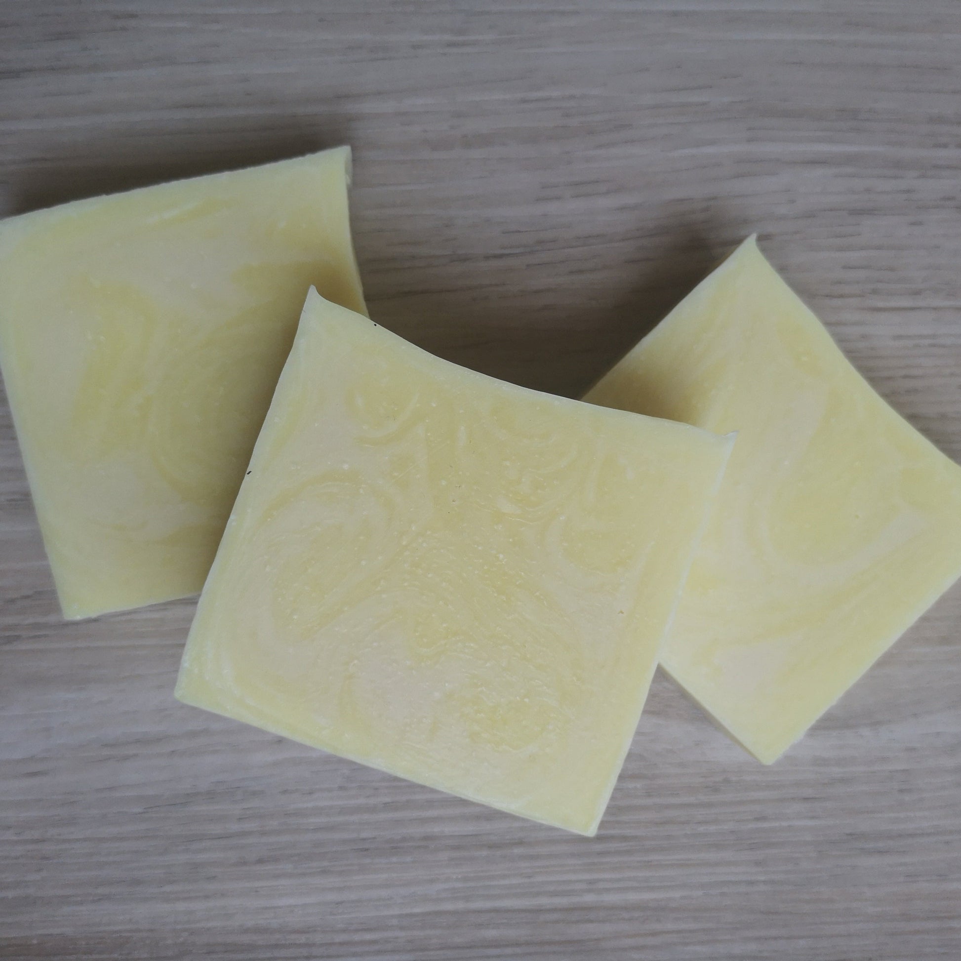 Savon naturel Poire Frivole – Un soin nourrissant aux notes élégantes et raffinées - Front
