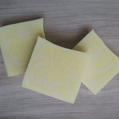 Savon naturel Poire Frivole – Un soin nourrissant aux notes élégantes et raffinées - Front