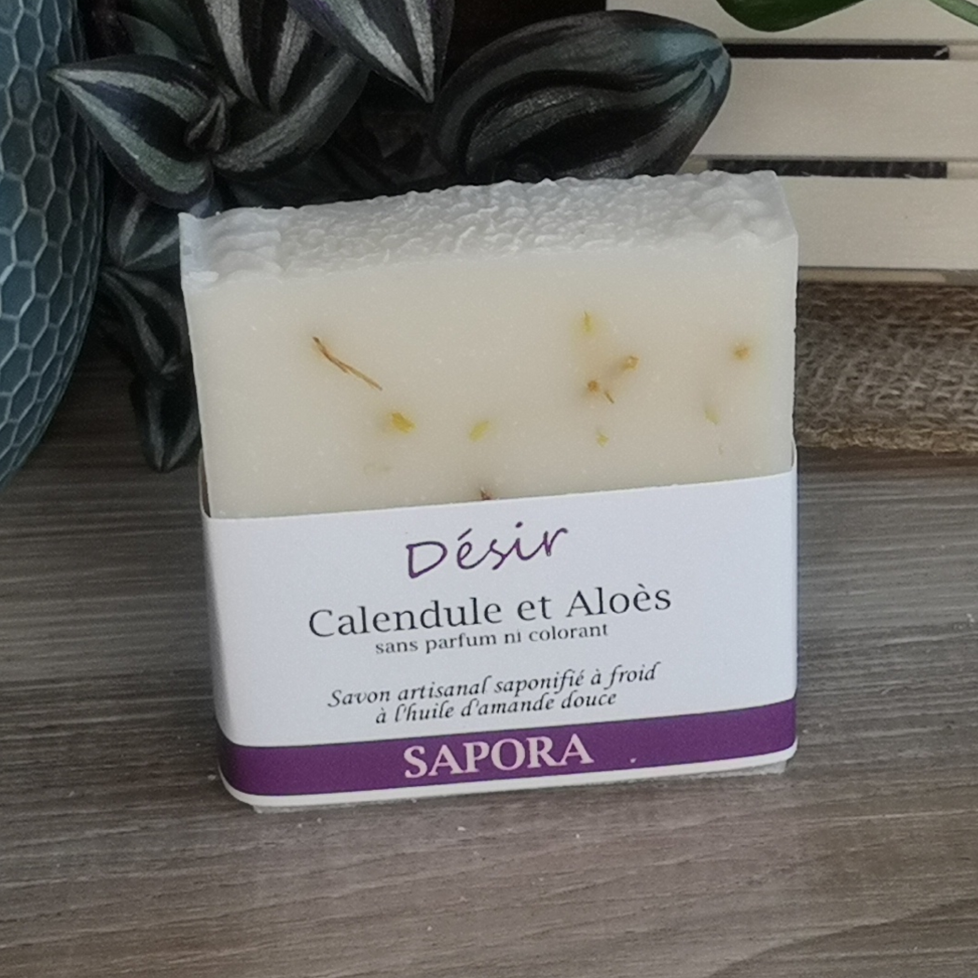 Savon naturel fait main au calendule, aloès et huile d’amande douce, nourrissant et réparateur - Front étiquette