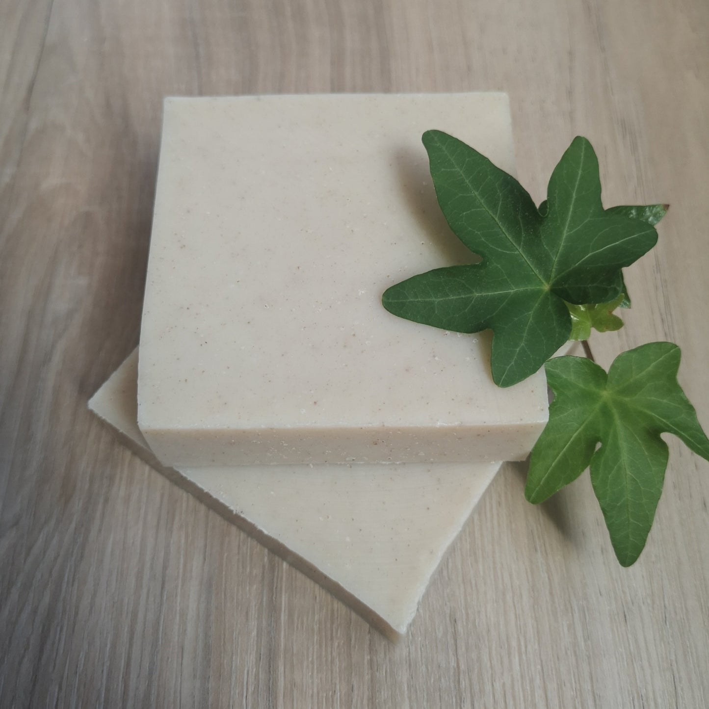 Savon Harmonie aux huiles essentielles – Mélange équilibré d’ylang-ylang, orange et lavande pour un soin relaxant - Feuille